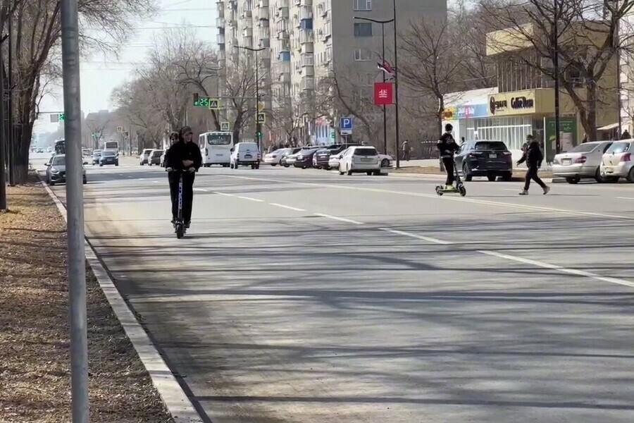 Подростков катающихся прямо перед машинами на оживленной улице показали в Благовещенске видео