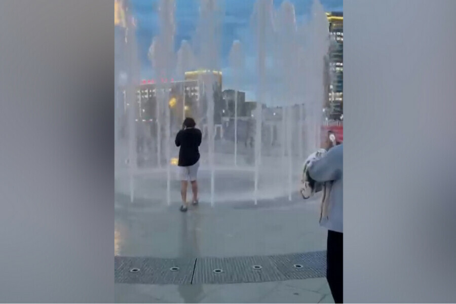 На открывшейся аллее фонтанов на Трибуне Холл благовещенец помыл голову шампунем видео