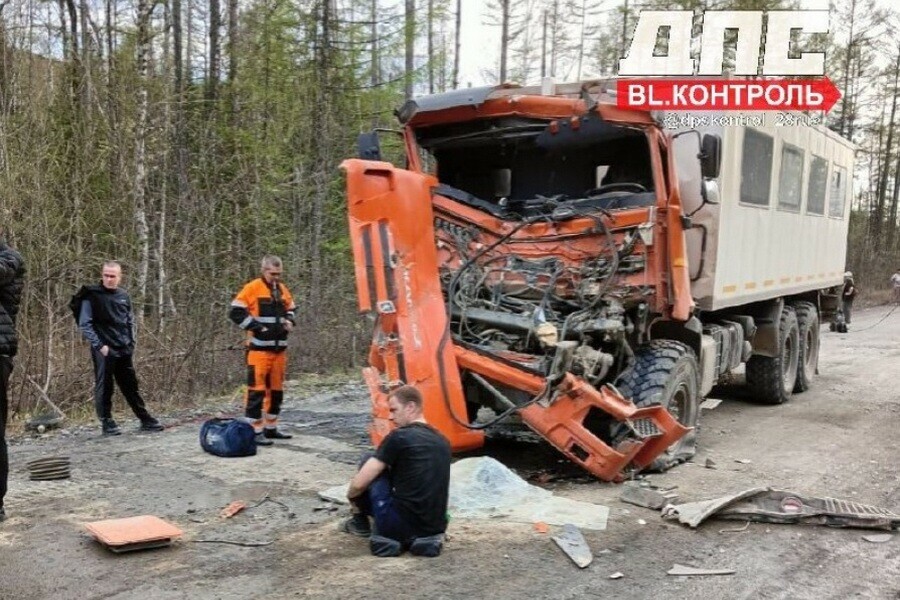 На севере Приамурья жестко столкнулись вахтовка и бензовоз фото 