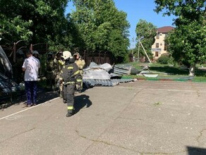 Сильный ветер снес часть кровли школы в Краснодаре перед последним звонком Пострадали 12 детей 