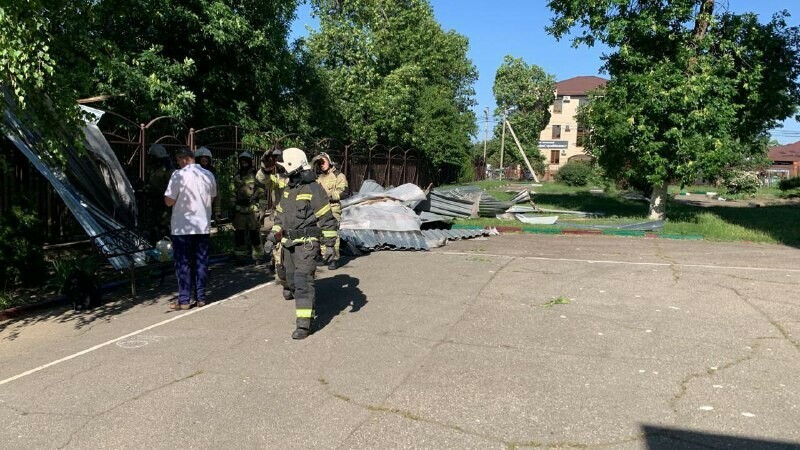 Сильный ветер снес часть кровли школы в Краснодаре перед последним звонком Пострадали 12 детей 