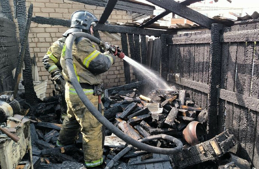 Дом баня дровяник горели в Чигирях изза детской шалости видео