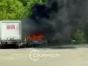 Автомобиль вспыхнул на парковке спорткомплекса в Благовещенске фото видео