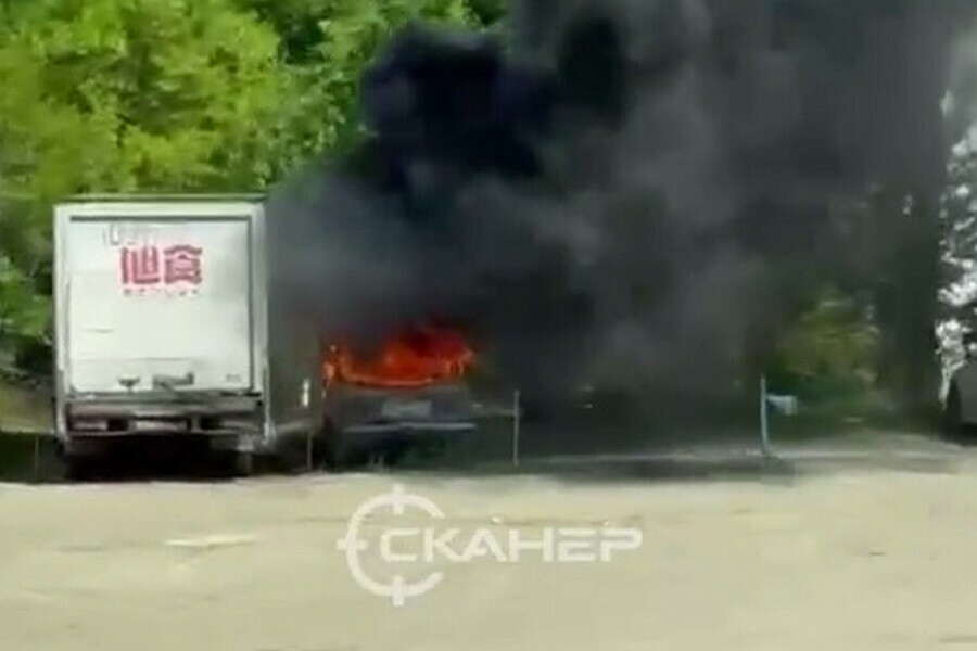 Автомобиль вспыхнул на парковке спорткомплекса в Благовещенске фото видео