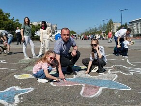 Маленькие благовещенцы превратили участок дороги в холст 