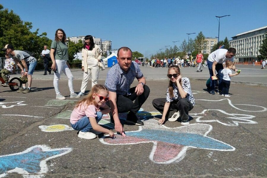 Маленькие благовещенцы превратили участок дороги в холст 