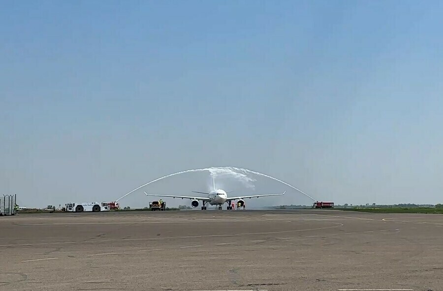 Первый авиарейс Сочи  Благовещенск встретили водяной аркой видео