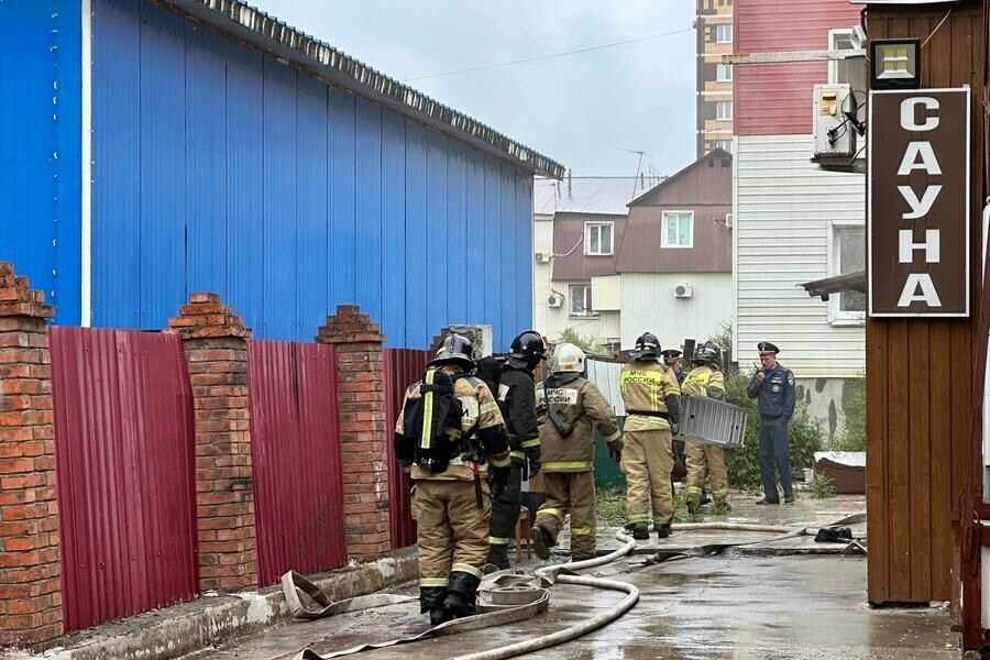 В центре Благовещенска горит пристройка к сауне Перекрыта улица фото видео