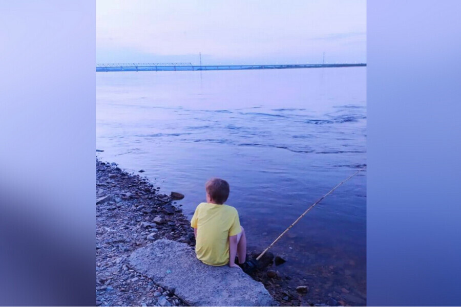 Прыгали в воду с баржи детей заметили на затоне Благовещенска где недавно купание обернулось трагедией 