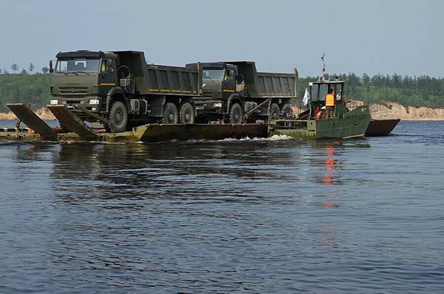 В Приамурье военные организовали паромную переправу через водохранилище 