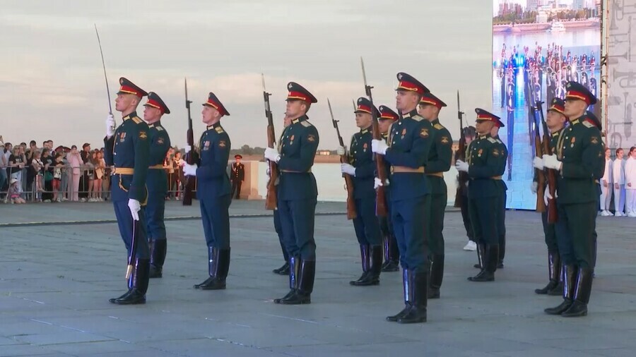 В Благовещенске фестиваль Виват Амур завершился грандиозным концертом на набережной видео