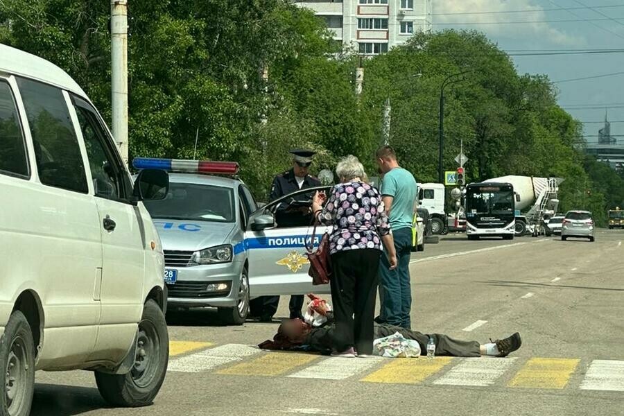 Лежит в крови на пешеходном переходе в Благовещенске сбили человека 