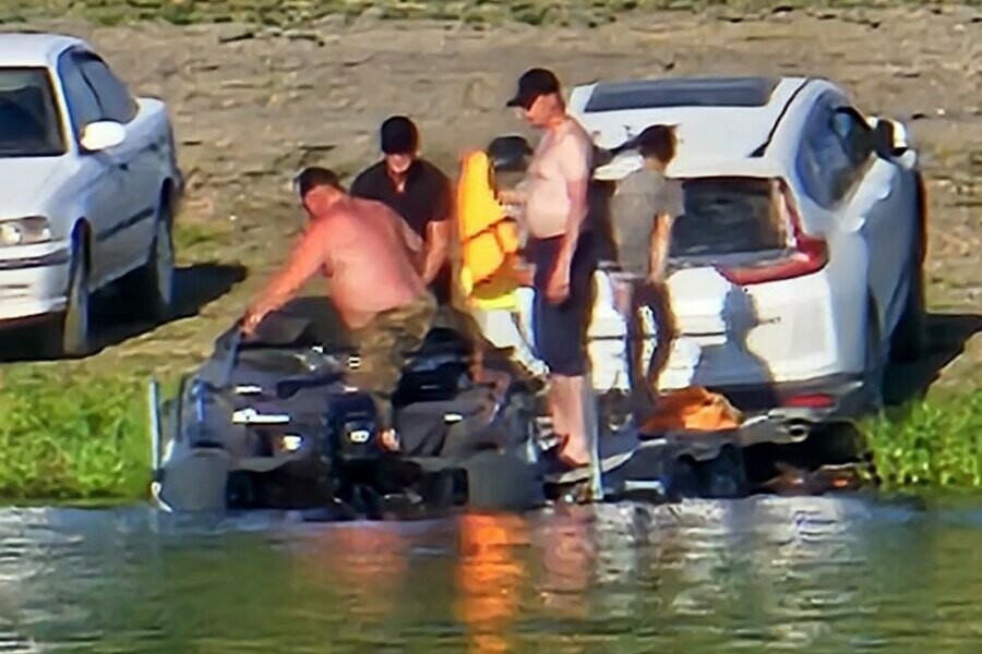 Проехали на лодке по выводку жителей Сковородина шокировало увиденное на водохранилище  видео 