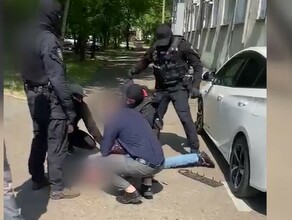 Жестко скрутили возле администрации стали известны подробности задержания в Белогорске руководителя муниципального предприятия видео