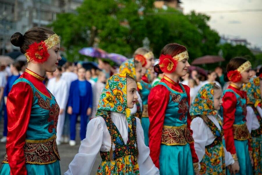 95 национальностей проживает в Благовещенске мэр города поздравил амурчан с Днем России 