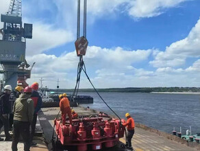 Тяжелую технику впервые доставили баржи по Амуру в Благовещенск