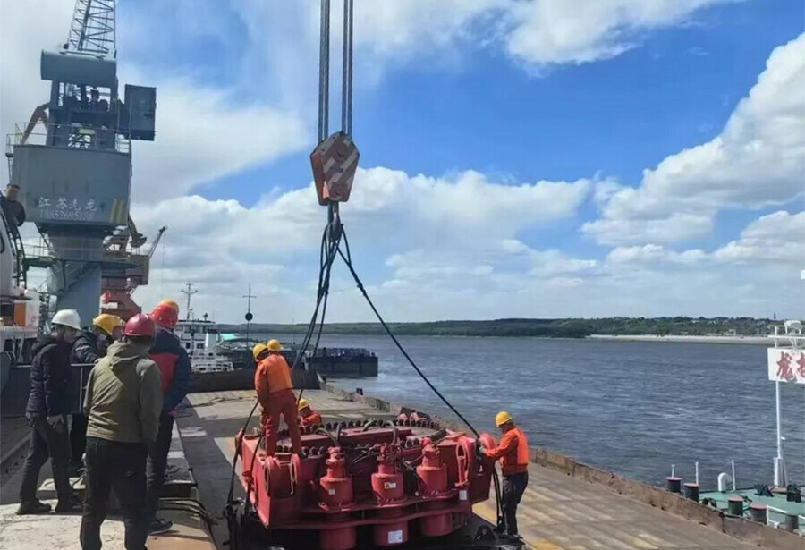 Тяжелую технику впервые доставили баржи по Амуру в Благовещенск