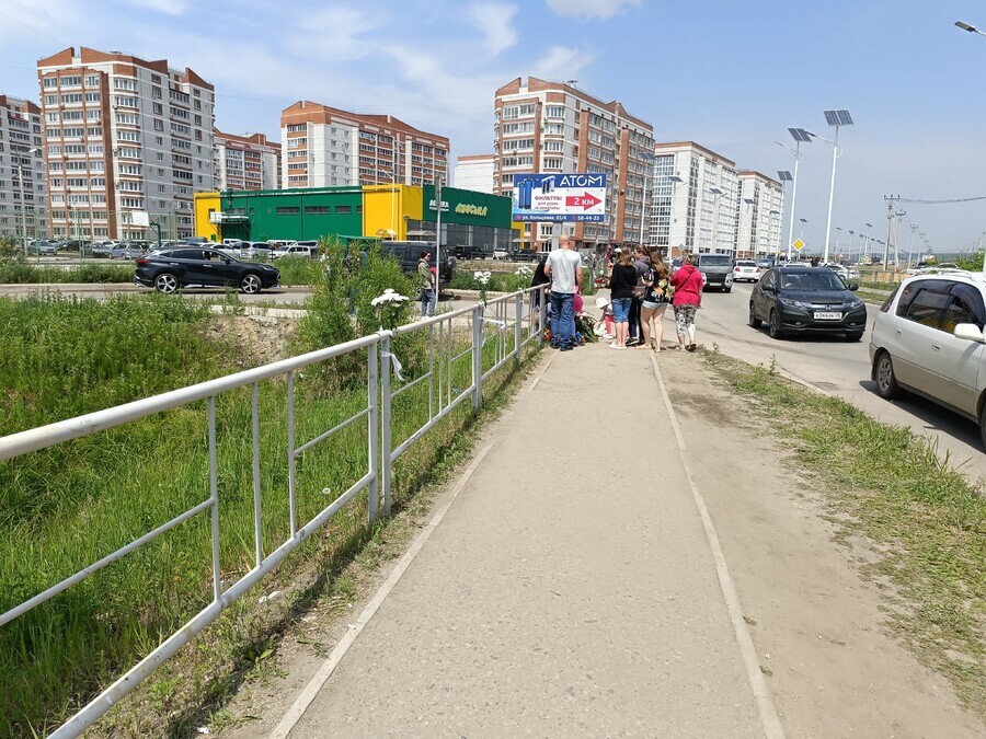 Удар пришелся в то место где нет ограждения жители Тепличного полгода назад просили сделать Василенко безопаснее 