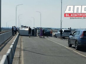 На старом мосту через Зею жестко столкнулись три авто одно перевернулось Движение заблокировано фото 