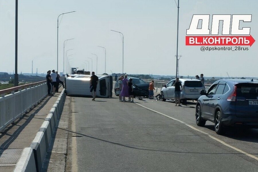 На старом мосту через Зею жестко столкнулись три авто одно перевернулось Движение заблокировано фото 