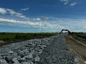 Прокуратура проверила как идет строительство дамбы во Владимировке фото 