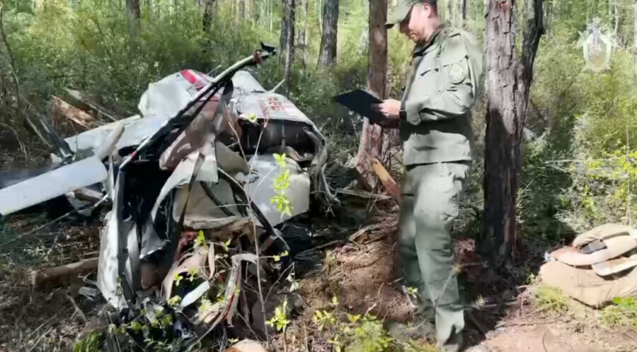 Опубликованы кадры с места крушения вертолета в Амурской области видео