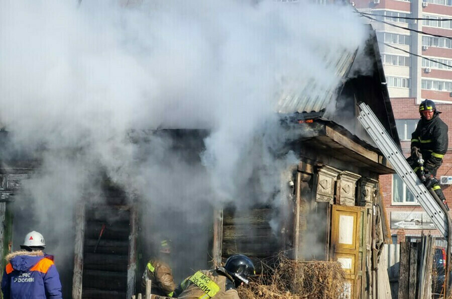 В Белогорске во время пожара спасли мужчину