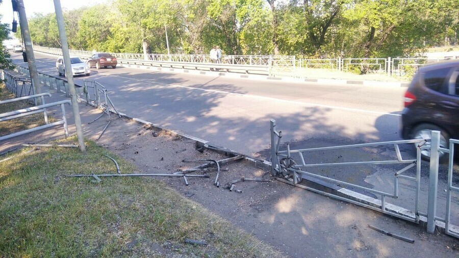 В Белогорске ночью неизвестный разворотил леерное ограждение