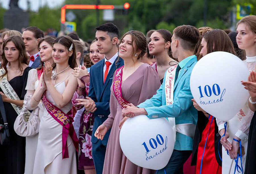 Прощай школа выпускники Благовещенска соберутся в пятницу на площади Ленина