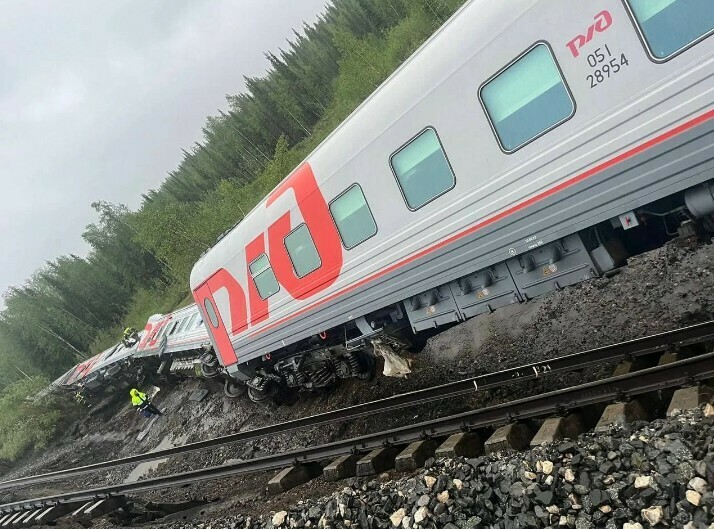 Под потерпевшим крушение пассажирским поездом в Коми нашли погибших людей