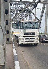 На старом мосту через Зею у КамАЗа отказали тормоза Движение затруднено