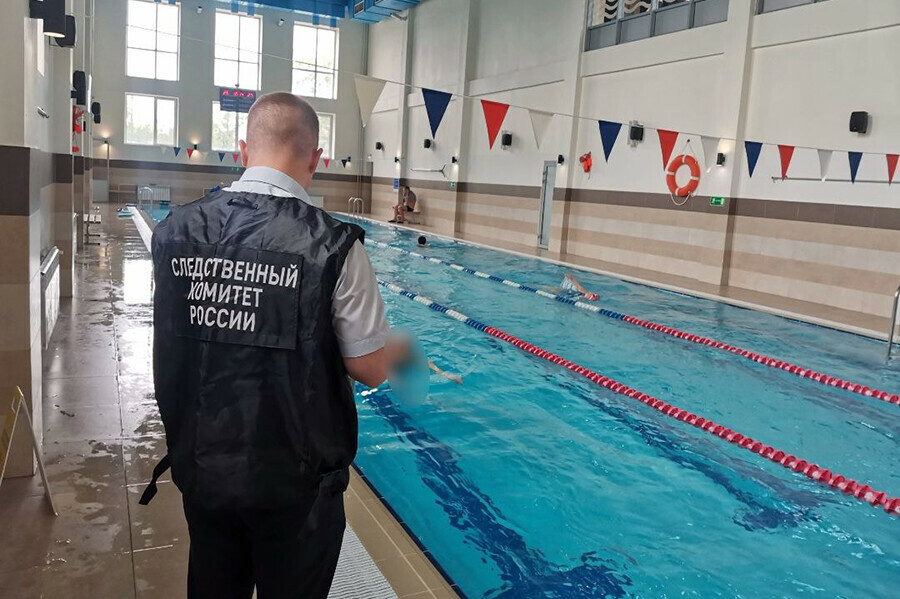 На занятиях по плаванию в бассейне благовещенского фитнесцентра подросток потерял сознание 