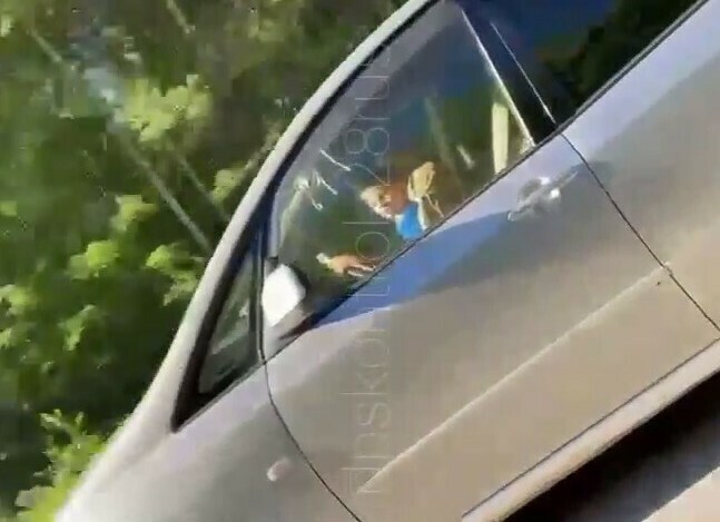 В Амурской области сняли резонансное видео машина с толпой взрослых загнала автомобиль которым управлял ребенок