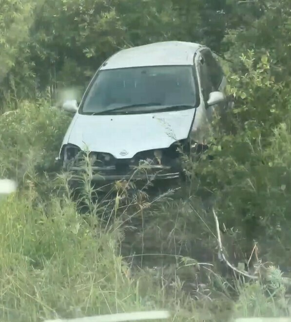 В Амурской области у трассы обнаружен брошенный разбитый автомобиль