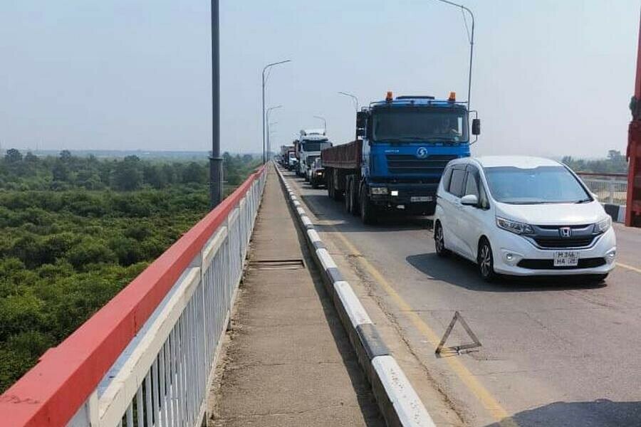 На мосту через Зею в Благовещенске тройное ДТП движение затруднено фото 