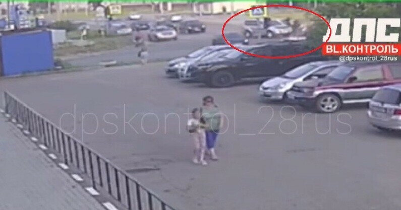 Момент ДТП где мотоцикл с двумя людьми врезался в иномарку на улице Воронкова попал на видео