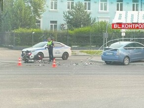 Жестко столкнувшиеся накануне автомобиль и мотоцикл в Благовещенске до сих пор находятся на месте ДТП