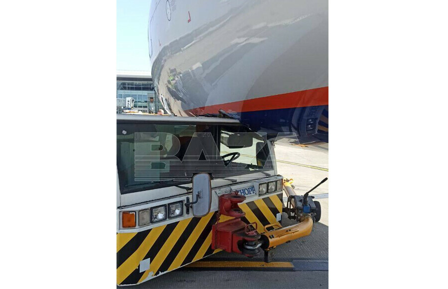 В самолет Аэрофлота влетел буксировщик и пробил дыру
