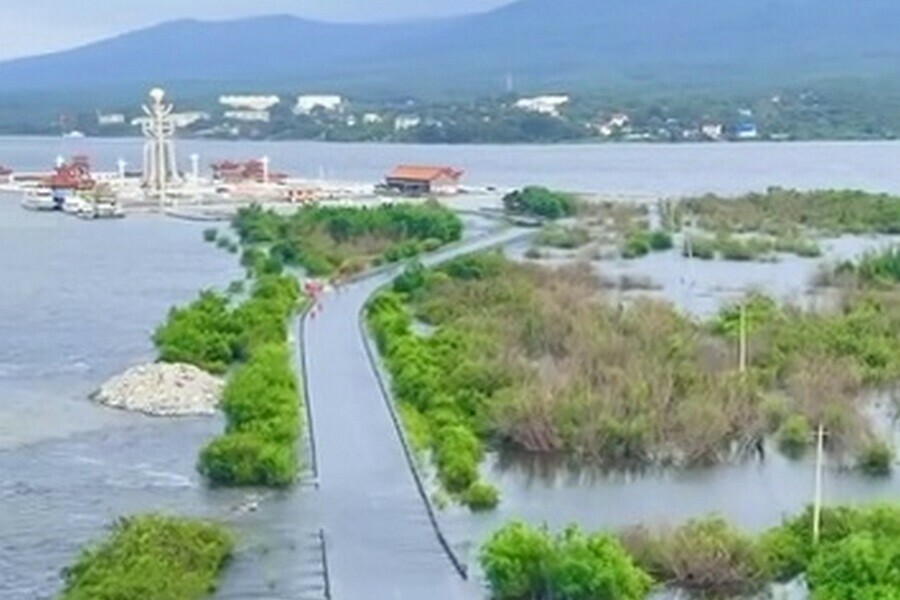 Пока в Приамурье засуха ниже по течению Амура большая вода скрывает под собой дороги фото видео 