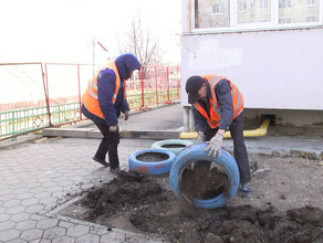 В Приамурье двор украшенный старыми шинами влетел в копеечку директору управляйки 