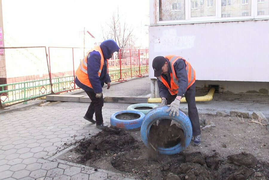 В Приамурье двор украшенный старыми шинами влетел в копеечку директору управляйки 