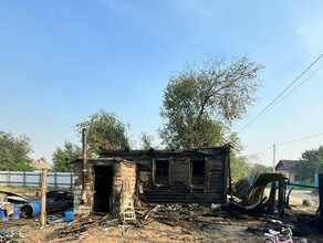 В Свободном сгорел дом где жила семья с 6 детьми Людям нужна помощь ОБНОВЛЕНО