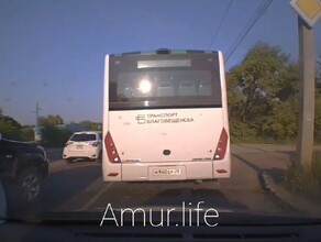Водитель автобуса в Благовещенске задним ходом два раза чуть не въехал в стоящую сзади машину видео