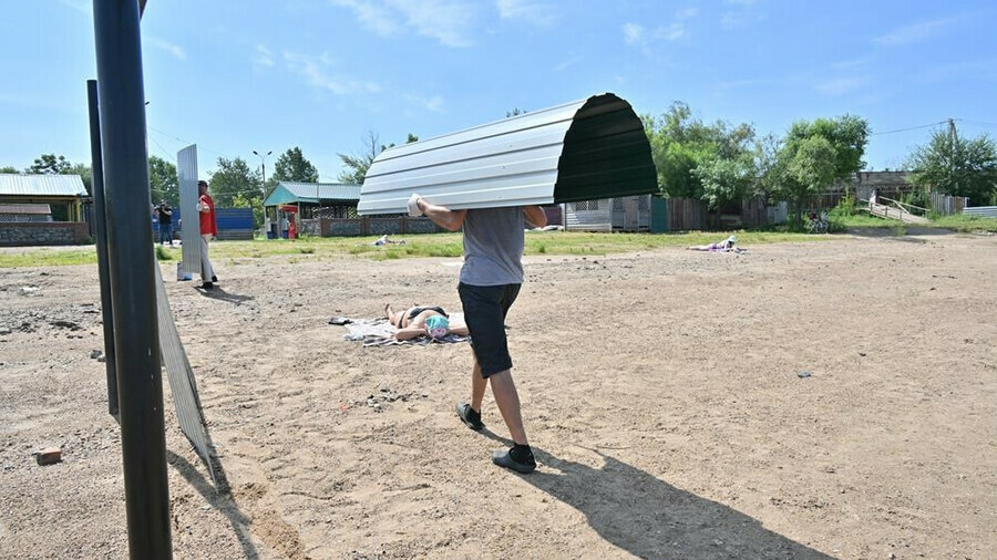 Хабаровчане после скандала отбили свое право отдыхать и купаться на городском пляже в Амуре