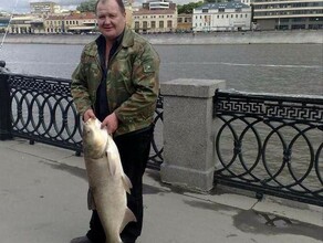 Вертолет тушивший пожар в центре Москвы сбросил огромную рыбу