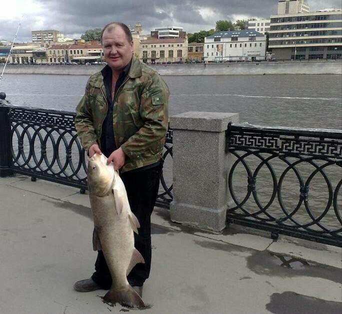 Вертолет тушивший пожар в центре Москвы сбросил огромную рыбу