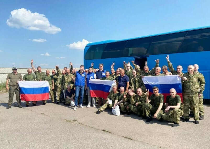 Возвращенные из украинского плена российские военные прибыли в Москву