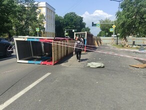 В центре Благовещенска рухнуло ограждение которое должно было обезопасить пешеходов видео