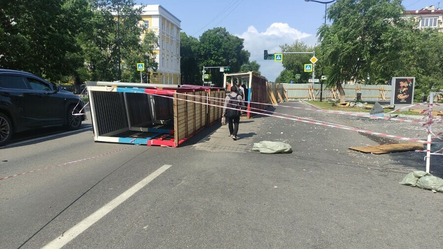 В центре Благовещенска рухнуло ограждение которое должно было обезопасить пешеходов видео