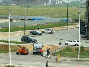 На улице Василенко на месте трагического ДТП начали устанавливать ограждение